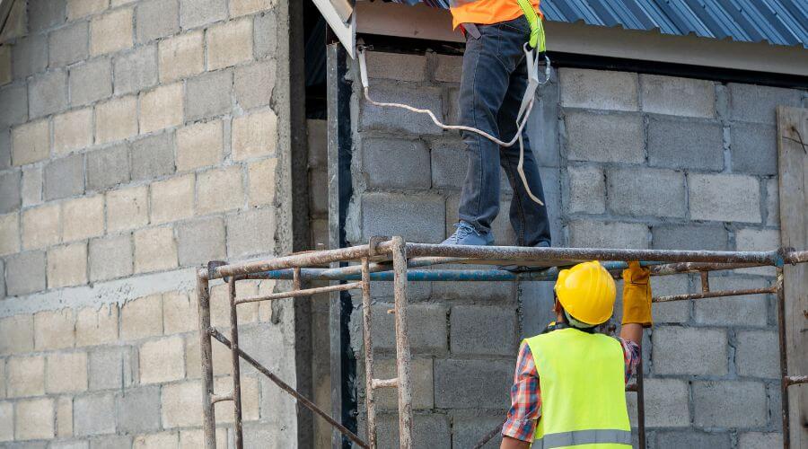 Professional gutter cleaning in Hallandale, FL